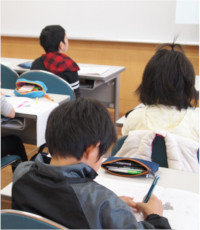 熊本の学習塾「熊本ゼミナール」の、小学生対象コース「公立進学コース」です。一斉授業で競い合いながら、学び残しをなくしていきます！5年生・6年生では「英語」と「活用」の授業もあります。